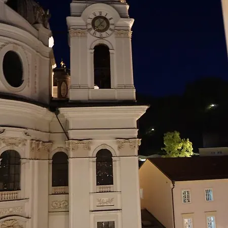 At Mozart-geburtshaus Salzburgo